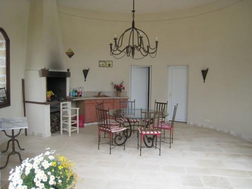 Fabr�gues : maison ancienne avec piscine, � louer � la semaine