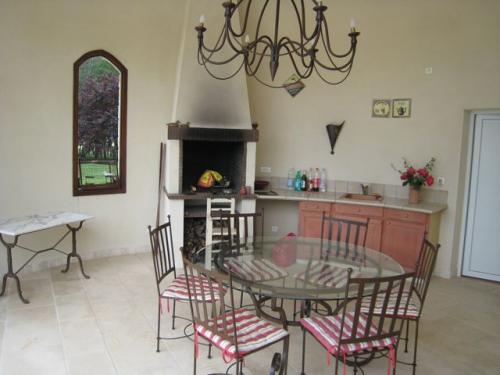 Fabr�gues : maison ancienne avec piscine, � louer � la semaine