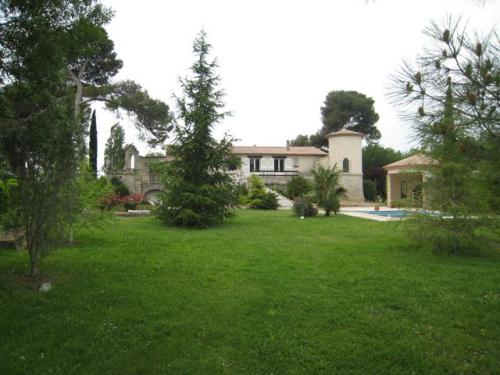 Fabr�gues : maison ancienne avec piscine, � louer � la semaine