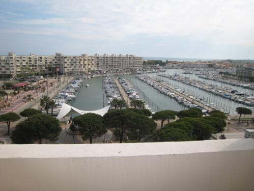 Carnon-Plage : beau studio vue port et mer, avec patio en dernier �tage