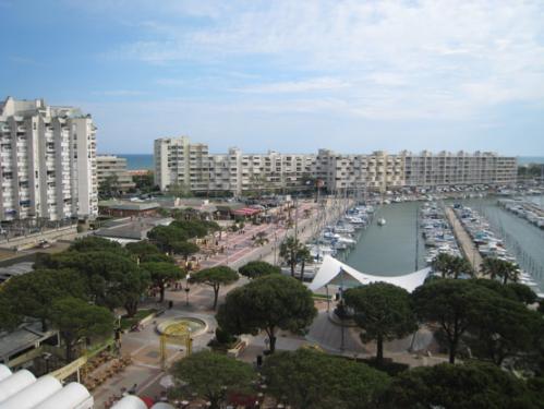 Carnon-Plage : beau studio vue port et mer, avec patio en dernier �tage