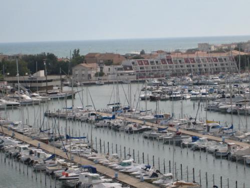 Carnon-Plage : beau studio vue port et mer, avec patio en dernier �tage