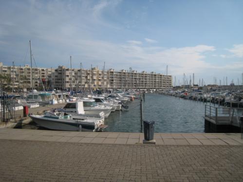 Carnon-Plage : beau studio vue port et mer, avec patio en dernier �tage