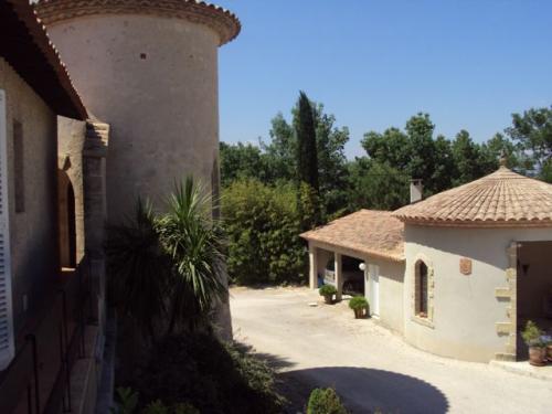 Fabr�gues : maison ancienne avec piscine, � louer � la semaine