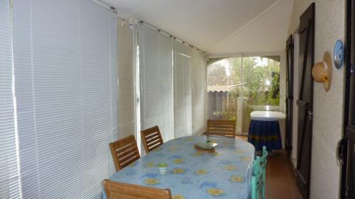 PRES DE MONTPELLIER, LAVERUNE: VILLA MEUBLEE AVEC PISCINE
